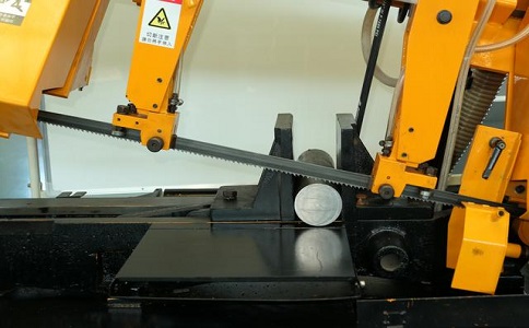 清城数控带锯床自动送料精度会出现偏差吗？