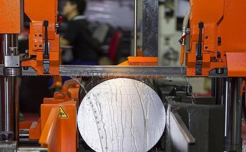 清城立式金属带锯床切削出现跑带故障解决方法！